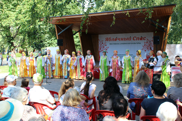Священник поздравил участников казанского фестиваля славянской культуры «Яблочный Спас»