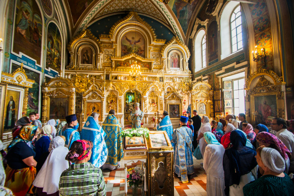 В Неделю 13-ю по Пятидесятнице митрополит Феофан совершил Литургию в Никольском соборе Казани