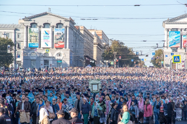 Тысячи верующих поклоняются Курской-Коренной иконе, принесенной из США