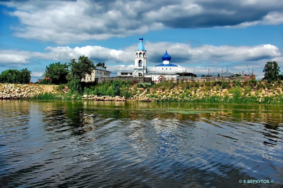 Крестовоздвиженский храм в селе Васильево
