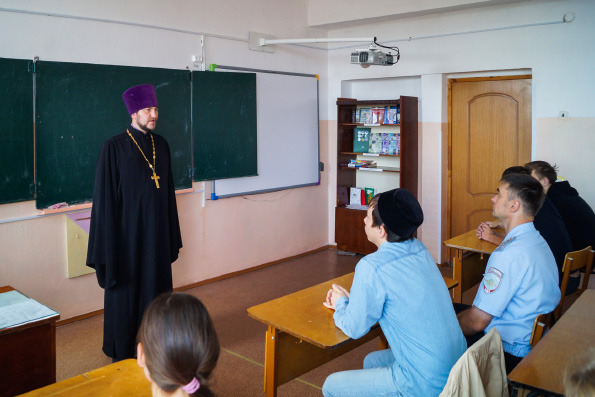 Священнослужитель Казанской епархии принял участие в школьном мероприятии, посвященном противодействию экстремизму