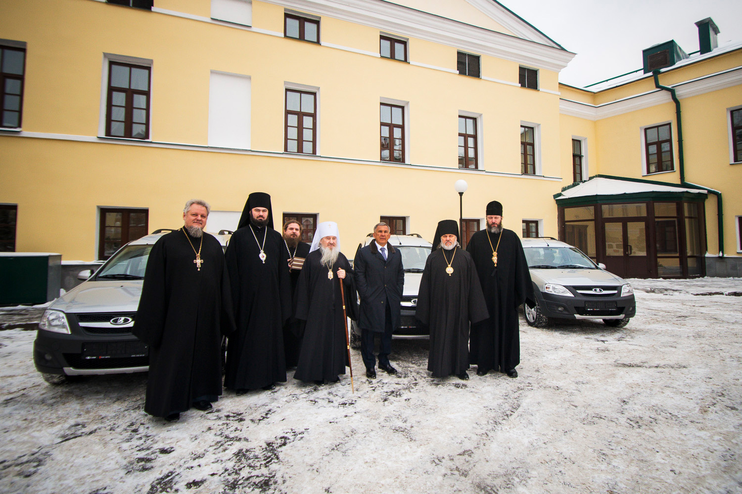 Рустам Минниханов подарил епархиям Татарстанской митрополии автомобили для реализации социальных и благотворительных проектов