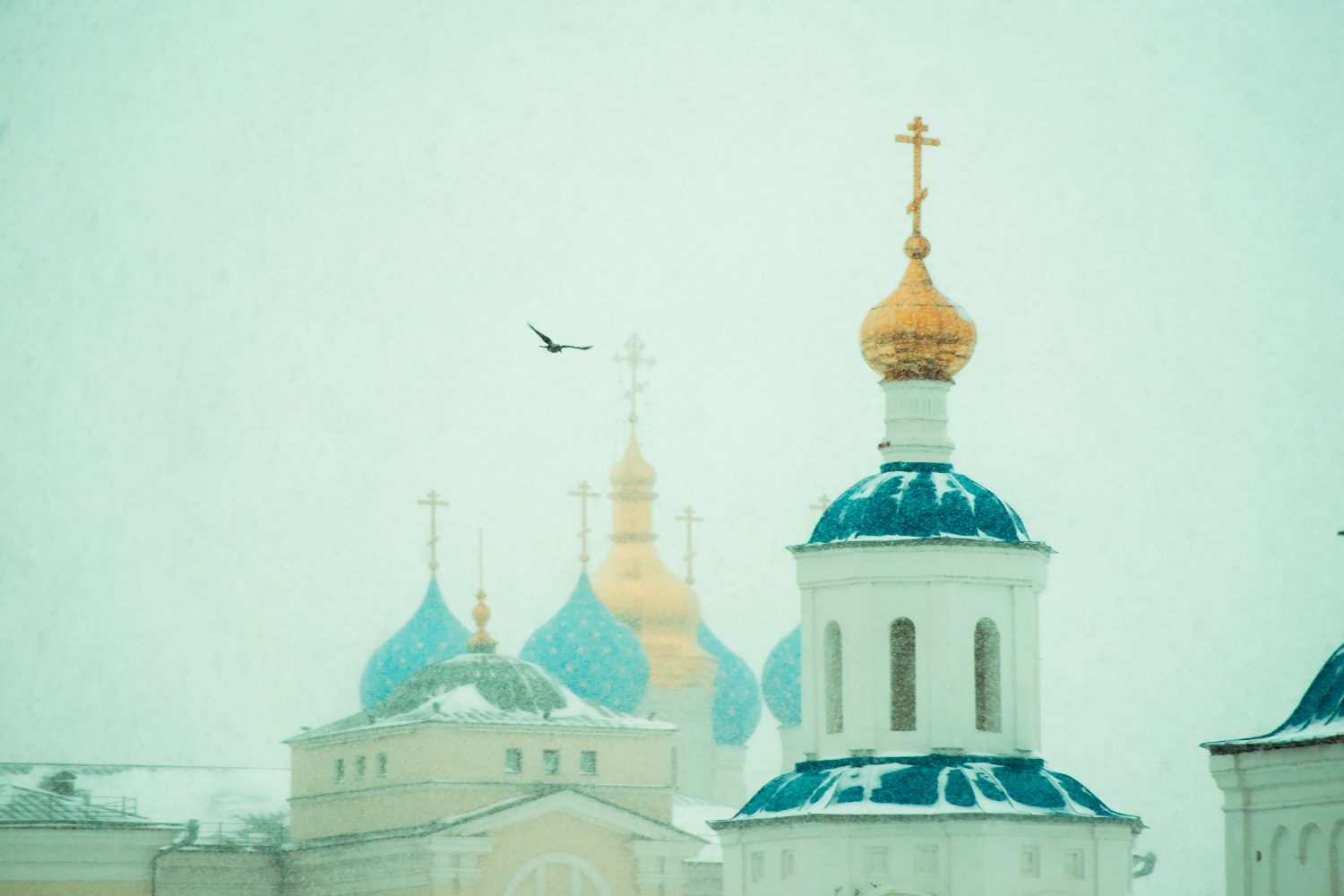 Заснеженные купола казанских храмов
