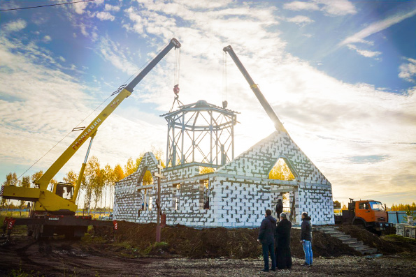 На строящуюся Крестовоздвиженскую церковь Набережных Челнов установили основание купола