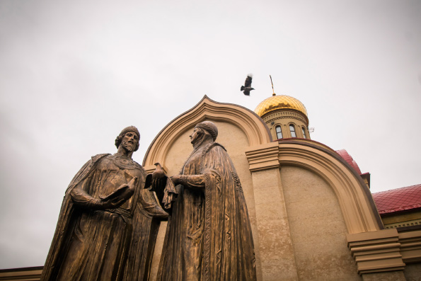 Памятник благоверным Петру и Февронии открыт в Казани в День народного единства