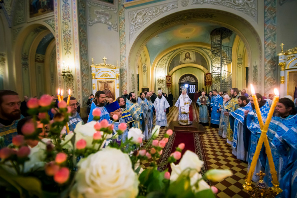 Митрополит Феофан возглавил престольный праздник в Богородице-Скорбященском соборе Свияжского монастыря