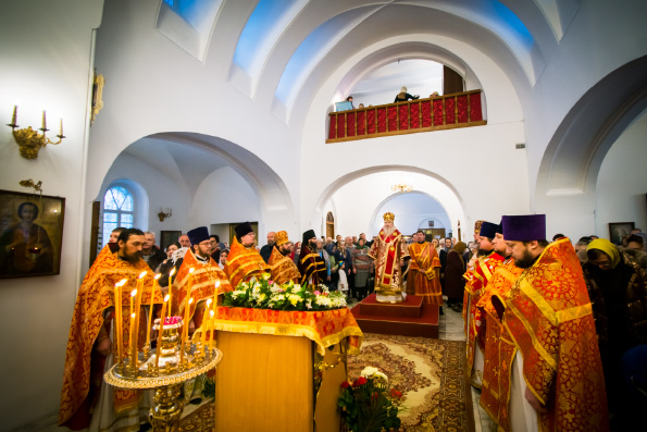 Митрополит Феофан возглавил престольный праздник в Варваринском храме Казани