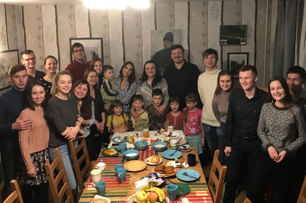 Православная молодежь Казани посетила с гостевым визитом многодетную семью священника