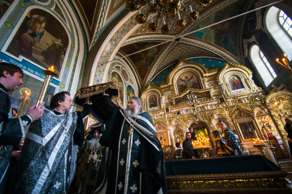 В Великий Пяток митрополит Феофан совершил вечерню с выносом Плащаницы в Никольском соборе Казани
