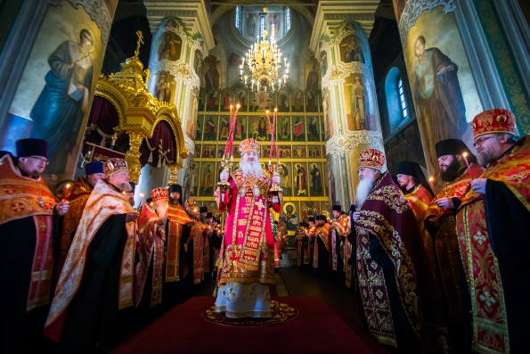 В день праздника Пасхи Христовой митрополит Феофан совершил Пасхальную великую вечерню в Благовещенском соборе Казани