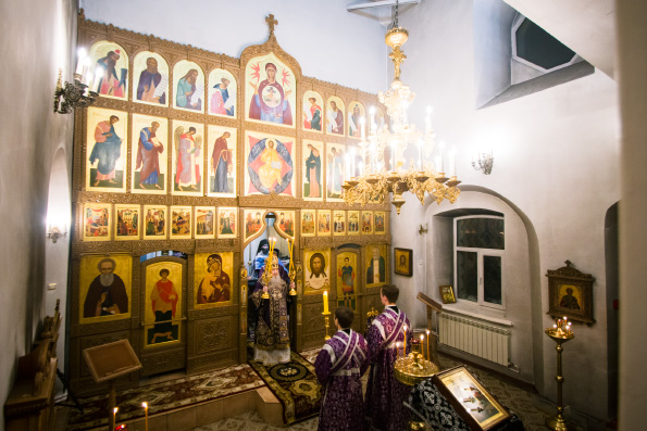 В канун Недели 2-й Великого поста митрополит Феофан совершил всенощное бдение в Евдокиевской церкви Казани