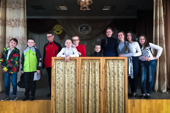 Воспитанники казанской воскресной школы посетили с пасхальным спектаклем дом-интернат