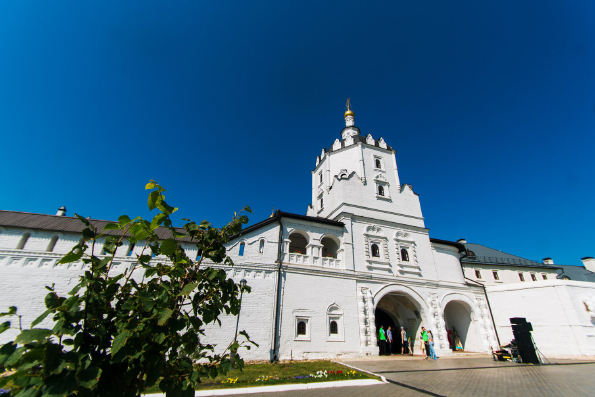 Надвратный Вознесенский храм Свияжского монастыря отметил первый престольный праздник после восстановления