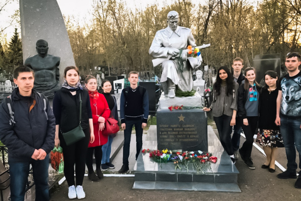 Православная молодежь Казани отметила День Победы субботником и экскурсией по памятным местам