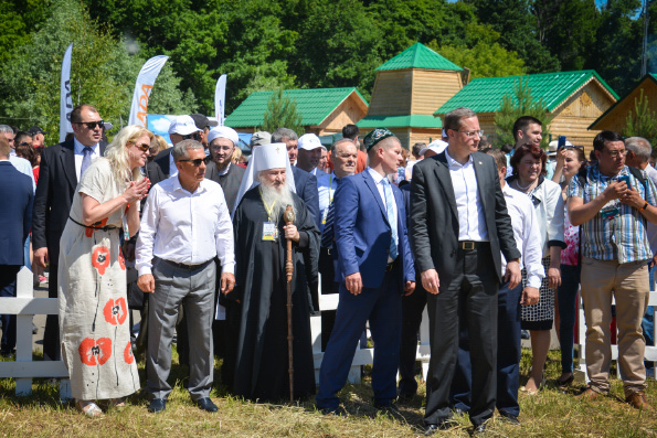Митрополит Феофан принял участие в праздновании Сабантуя в Казани