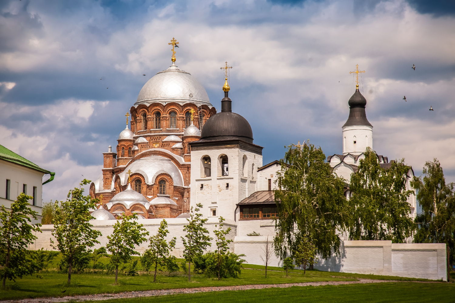 Скорбященский собор и Сергиевская церковь в Свияжске