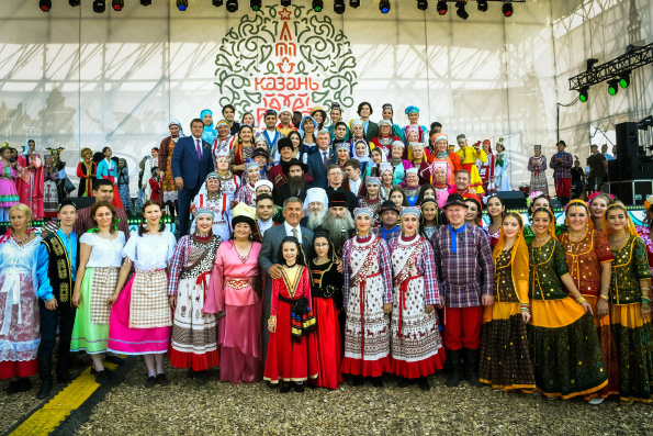 В День Республики Татарстан митрополит Феофан посетил этноконфессиональный фестиваль «Мозаика культур»
