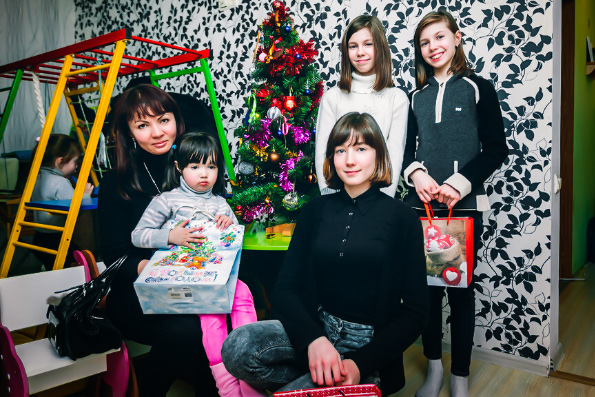 В рамках акции «Дары волхвов» более 200 детей получили рождественские подарки