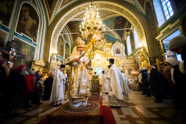 В Неделю пред Рождеством Христовым митрополит Феофан совершил Литургию в Никольском соборе Казани