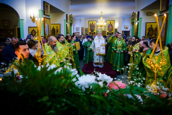 Митрополит Феофан возглавил престольный праздник в казанском храме преподобного Серафима Саровского