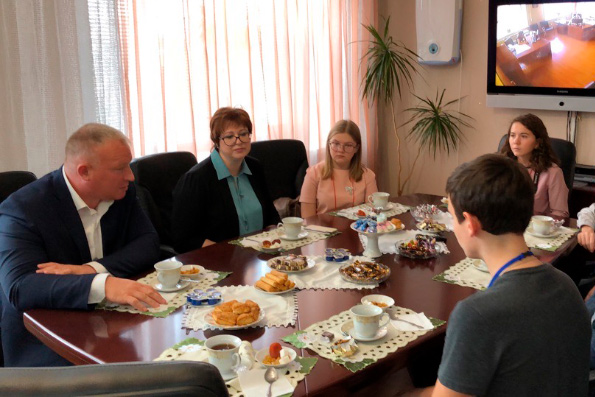 Глава Чистопольского района провел встречу с учащимися школы блогера «Мир, в котором я живу»