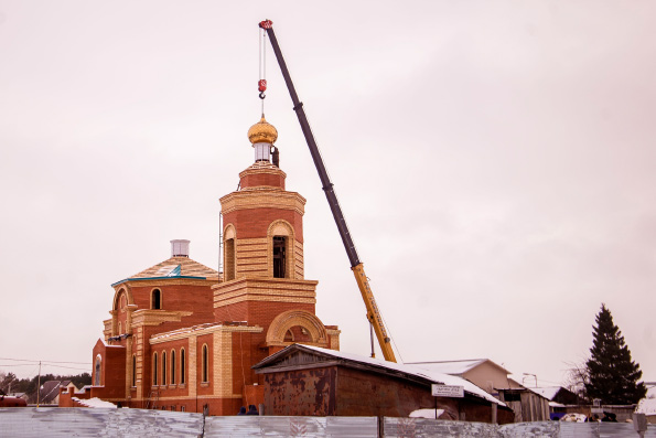 На строящийся в Болгаре храм установили купола и кресты