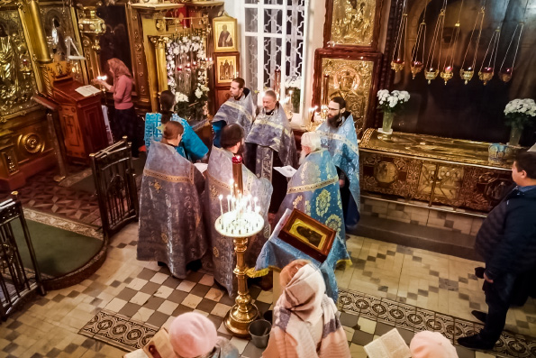 В храме Ярославских чудотворцев совершено акафистное пение перед древним образом Казанской иконы Богоматери