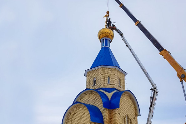 В селе Саконы Алексеевского района на строящийся храм установили купол и крест