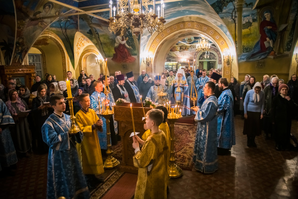 В канун праздника Сретения Господня митрополит Феофан возглавил всенощное бдение в нижнем храме Петропавловского собора