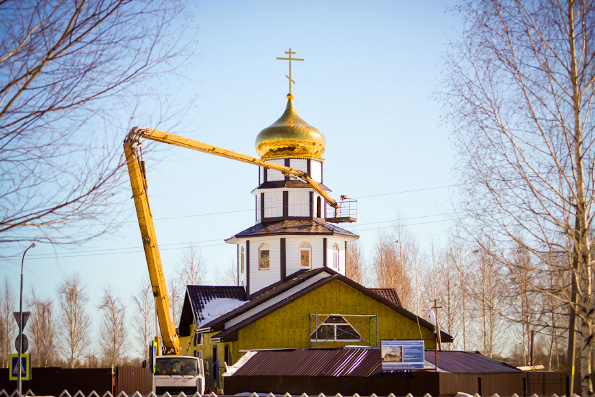 На строящуюся Крестовоздвиженскую церковь в Набережных Челнах установили купол
