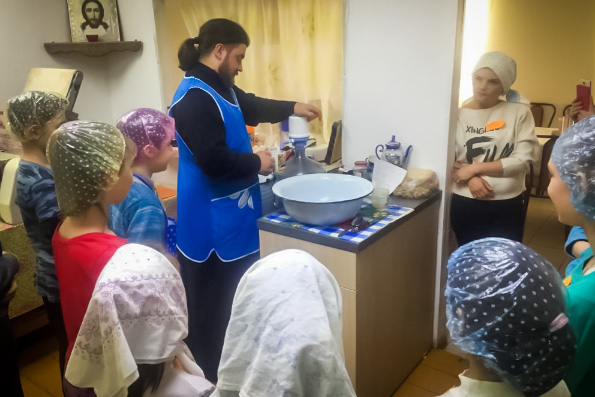 Настоятель Никольского храма Мензелинска рассказал детям о ценности хлеба