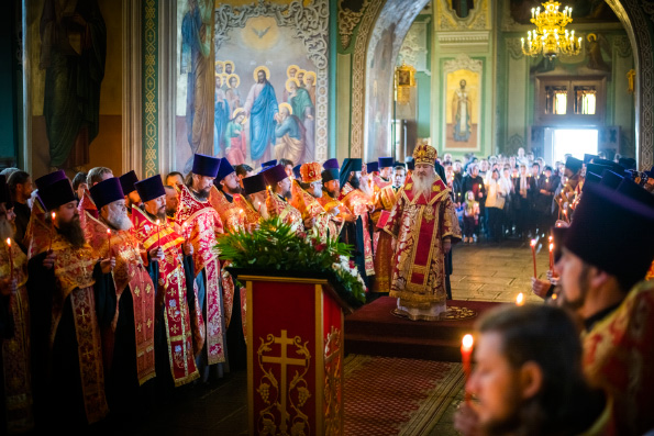 В день Светлого Христова Воскресения митрополит Феофан совершил Пасхальную вечерню в Благовещенском соборе Казани