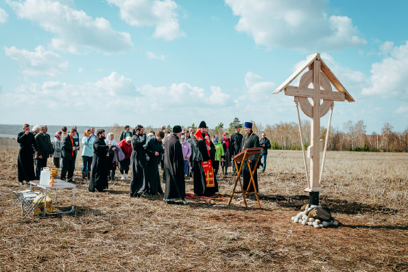 В Бугульминском районе на месте строительства храма установили поклонный крест