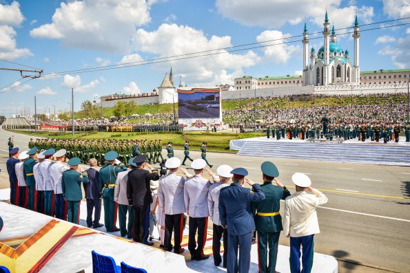 Митрополит Феофан посетил Парад Победы в Казани