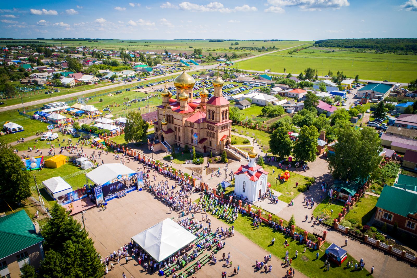 В поселке Алексеевское проходит фестиваль колокольного звона