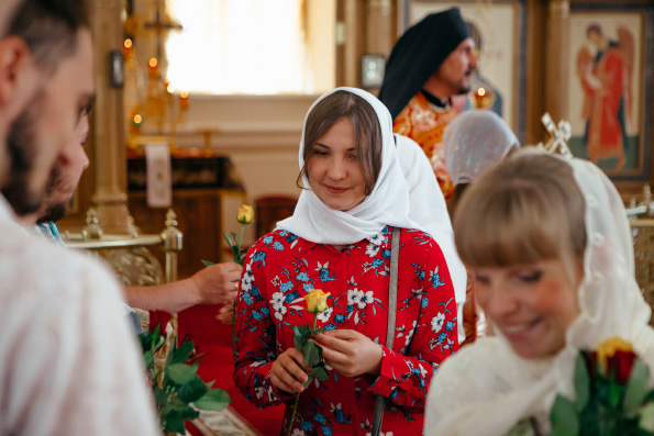Православная молодежь Казани поздравила представительниц прекрасного пола с Днем святых жен-мироносиц