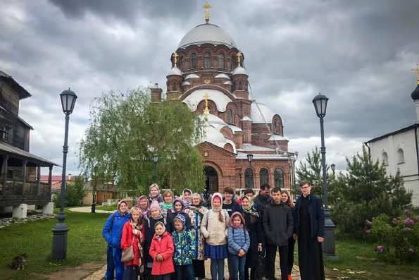Учащиеся воскресной школы казанского прихода Смоленской иконы Божией Матери завершили учебный год паломнической поездкой в Свияжск