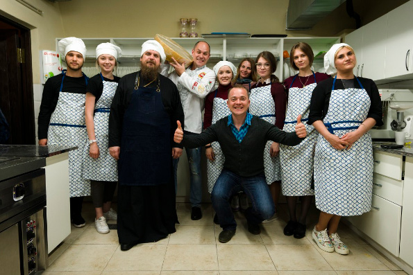 Православная молодежь Казани провела кулинарный вечер с участием священника