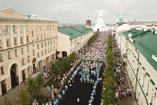 Крестный ход в день празднования Казанской иконе Божией Матери с высоты птичьего полета
