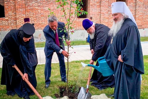 Митрополит Феофан принял участие в посадке деревьев возле Успенского собора в Сарове