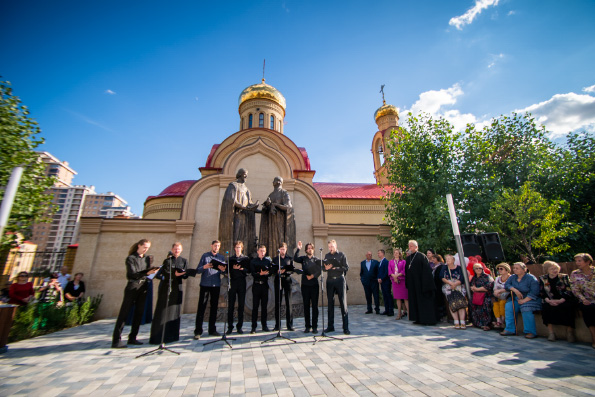 В Казани у памятника благоверным Петру и Февронии состоялся концерт, посвященный Дню семьи, любви и верности