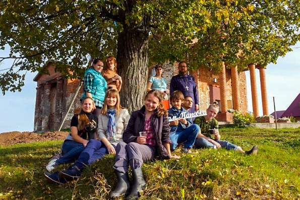 Православная молодежь Казани приняла участие в благоустройстве липового сада в Пановке
