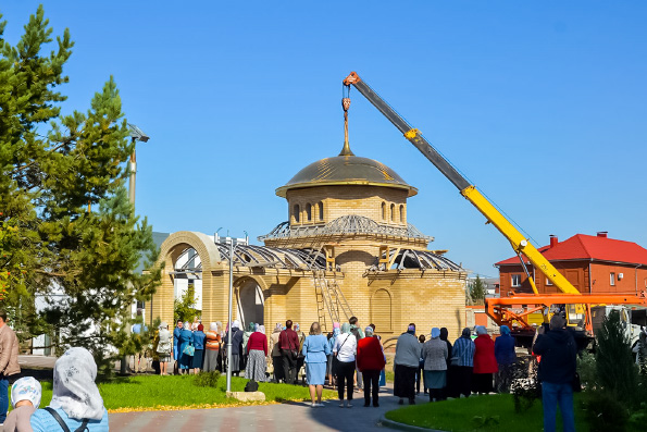 На строящийся набережночелнинский храм равноапостольных Константина и Елены установили купол и крест
