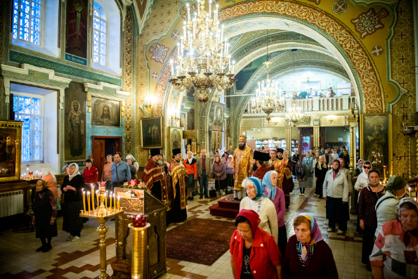 Епископ Иннокентий совершил всенощное бдение в Никольском соборе Казани
