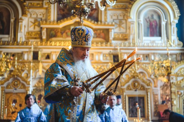 В Неделю пред Воздвижением митрополит Феофан совершил Литургию в Никольском соборе Казани