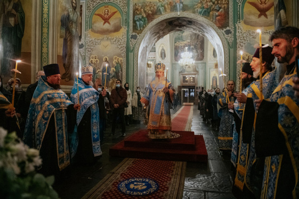 В канун праздника Казанской иконы Богородицы митрополит Феофан совершил всенощное бдение в Благовещенском соборе