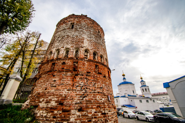 Жители Казани очистили от мусора башню Казанско-Богородицкого монастыря