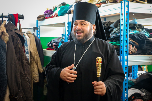 Епископ Игнатий посетил склад гуманитарной помощи в Болгаре