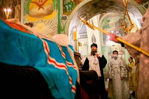Управляющий делами Московской Патриархии совершил панихиду над гробом почившего главы Татарстанской митрополии