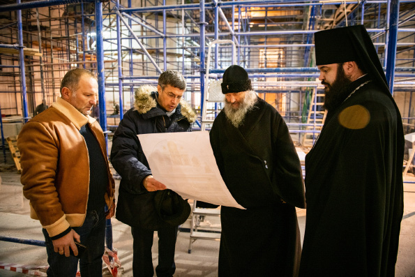Митрополит Йошкар-Олинский Иоанн ознакомился с работами по устройству иконостасов Казанского собора